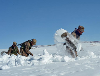 阿里军人爬冰卧雪守边关