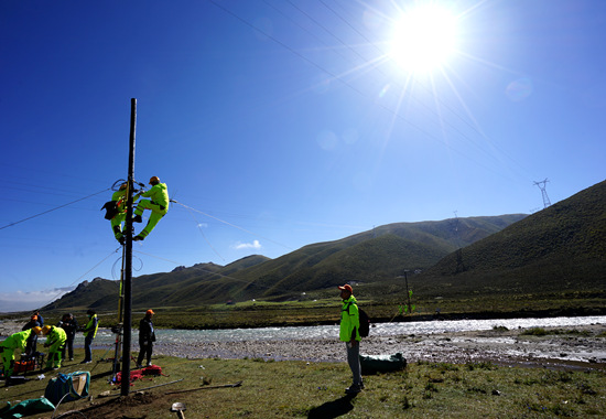 中移动万里拉练:翻越雪山无人区 无人机成奇