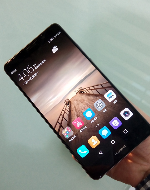 12mate 9整体外观线条硬朗,偏重商务人群,图为mate9苍穹灰.