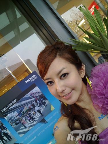 手机壁纸:台湾电眼美女与诺基亚N86亲密接触