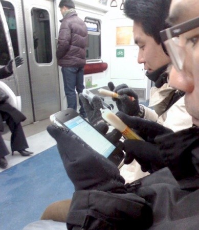 囧!韩国人时兴用香肠操控iPhone(图)